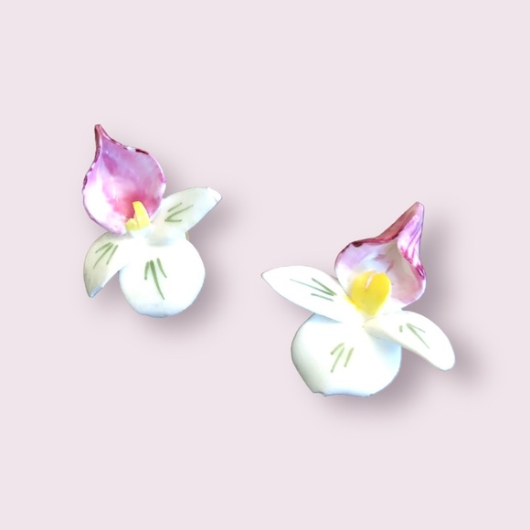 Flower Light Weight Women's Pink/White Clip On Earrings Made in England - Picture 1 of 7
